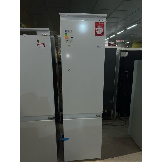 NEVERA ENCASTRABLE HOTPOINT