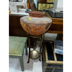 ANFORA CON PIE METALICO